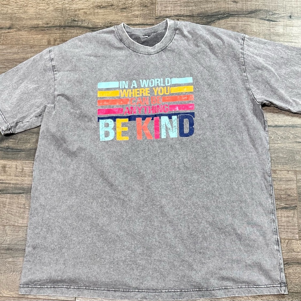 Gray Graphic T-Shirt with Colorful 'Be Kind' Design
